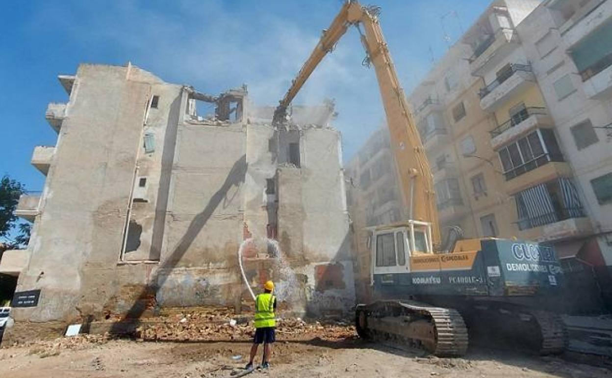 Demolición del edificio situado en la calle Diputado José Luis Barceló, este miércoles en Alicante. 