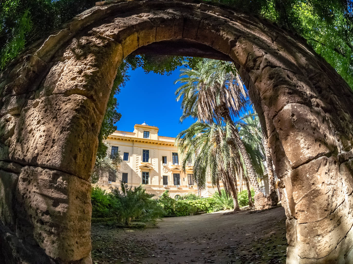 SICILIA | Puntuación final de 80 sobre 100 y una temperatura de 25 °C en temporada alta y de 15 °C en temporada baja. De los 10 primeros puestos del ranking, Sicilia es el lugar en el que más llueve en temporada alta; 30 mm. Sin embargo, es una de las que más sitios Patrimonio de la UNESCO tiene, con un total de seis.