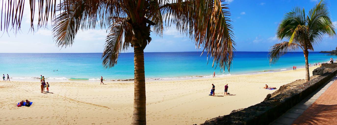 FUERTEVENTURA | En el puesto 77 sobre 100 y con una temperatura de 24 °C en temporada alta y de 20 °C en temporada baja. Tiene un número semanal de vuelos de 144 y alojarse en ella tiene un coste medio de 80 euros.