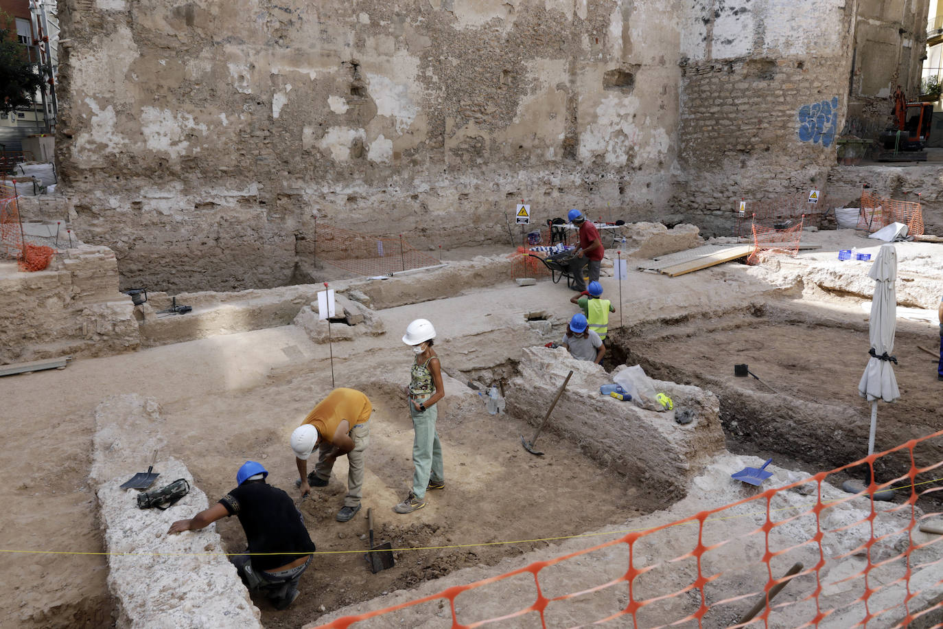 Fotos: Hallan restos de 18 niños junto a la muralla islámica de Valencia