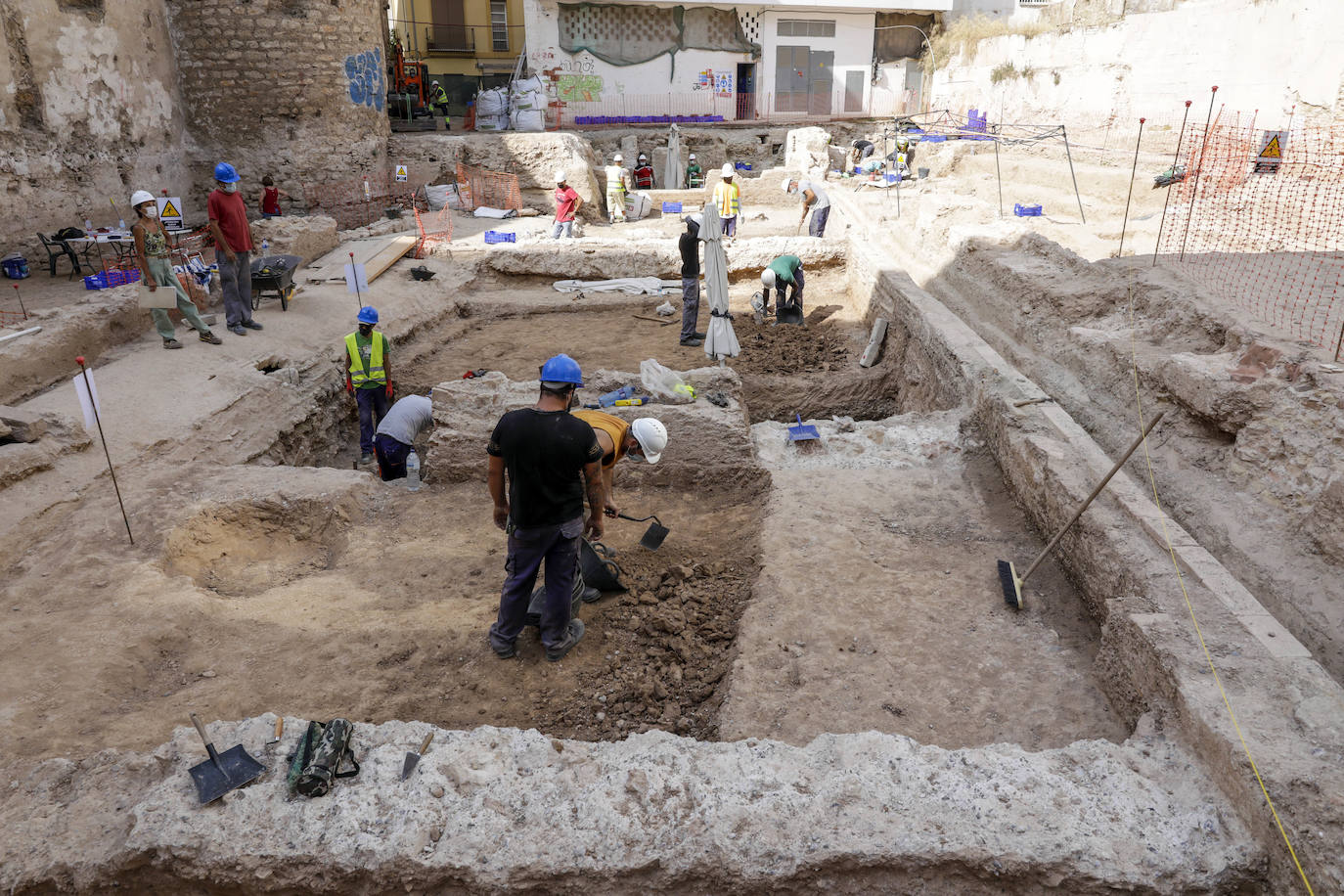 Fotos: Hallan restos de 18 niños junto a la muralla islámica de Valencia