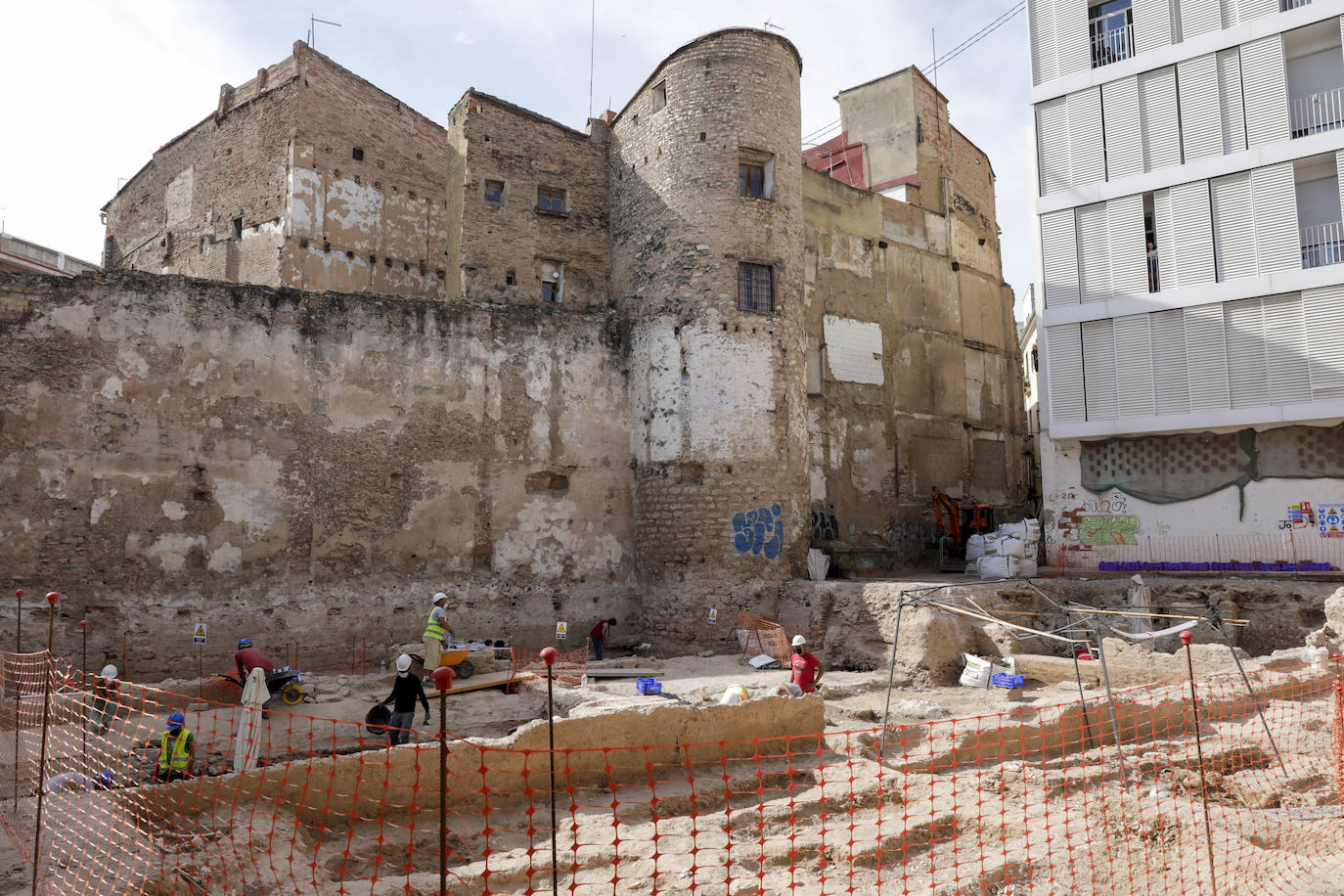 Fotos: Hallan restos de 18 niños junto a la muralla islámica de Valencia