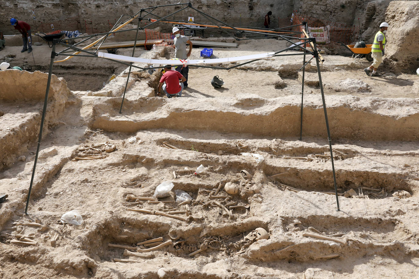 Fotos: Hallan restos de 18 niños junto a la muralla islámica de Valencia