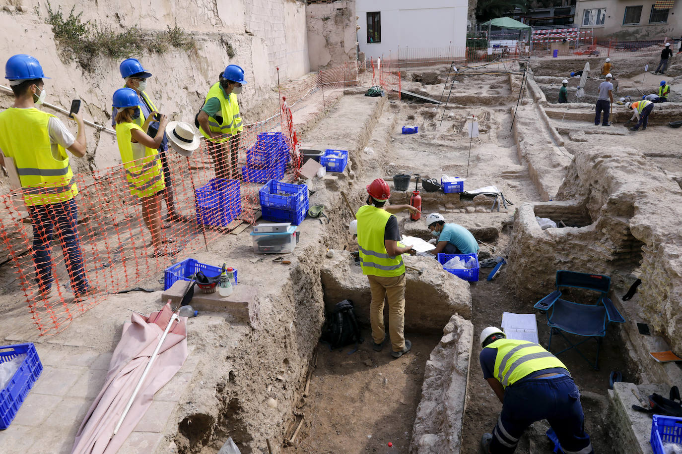 Fotos: Hallan restos de 18 niños junto a la muralla islámica de Valencia