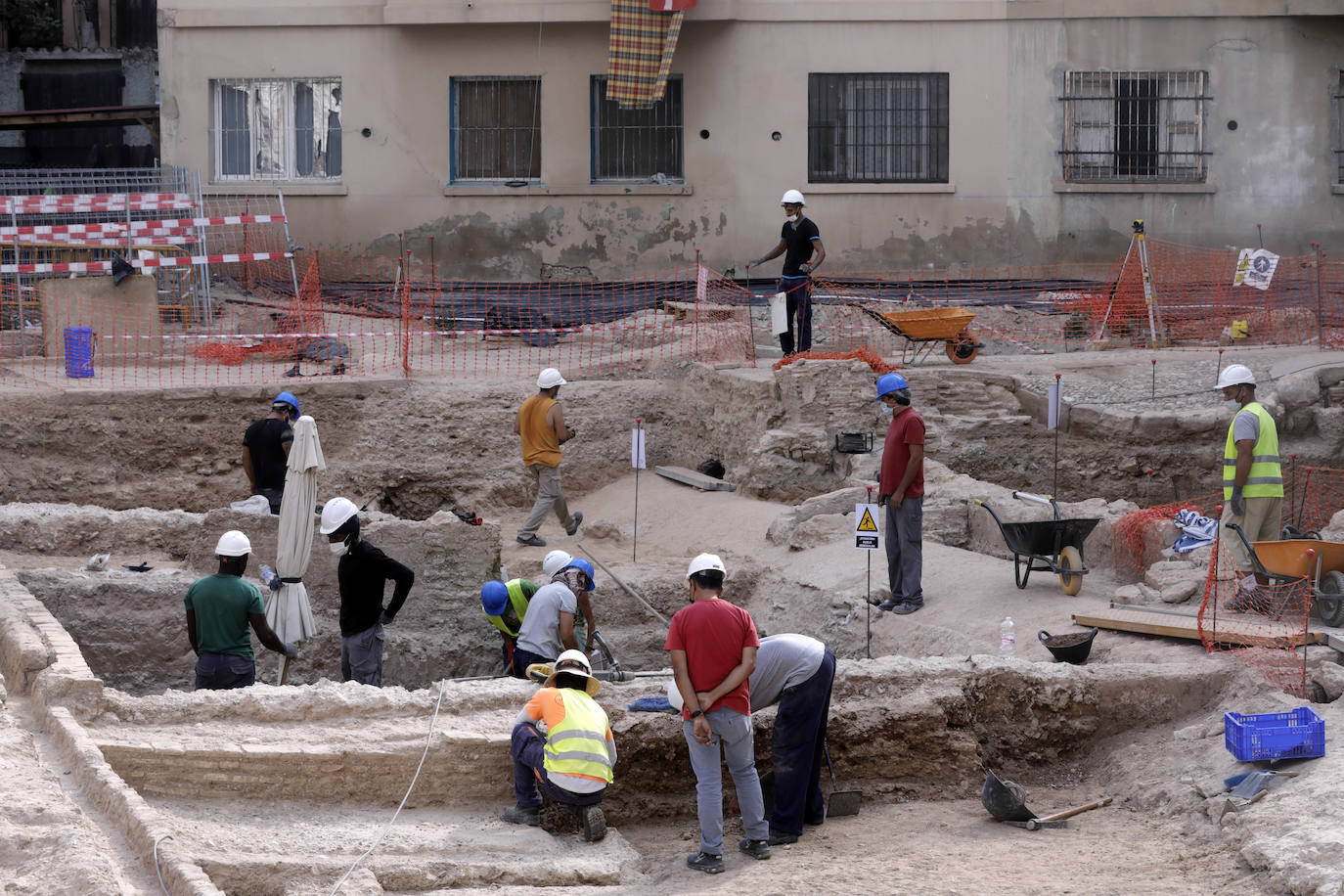 Fotos: Hallan restos de 18 niños junto a la muralla islámica de Valencia