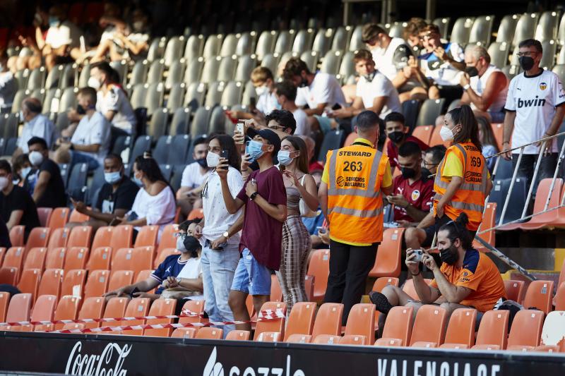 Fotos: Valencia - Milan en Mestalla sin distancia de seguridad