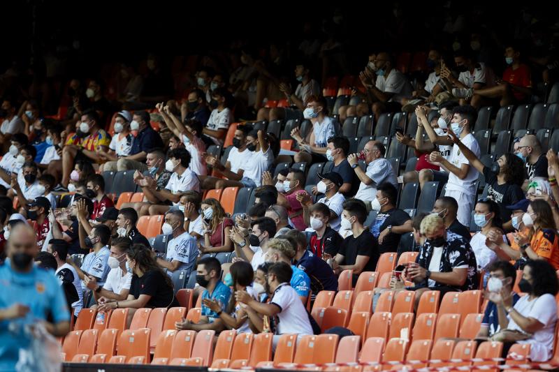 Fotos: Valencia - Milan en Mestalla sin distancia de seguridad