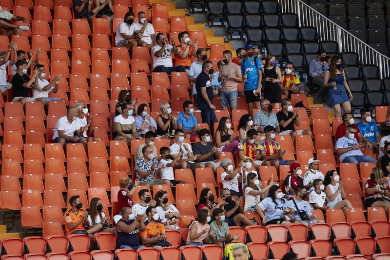 Fotos: Valencia - Milan en Mestalla sin distancia de seguridad