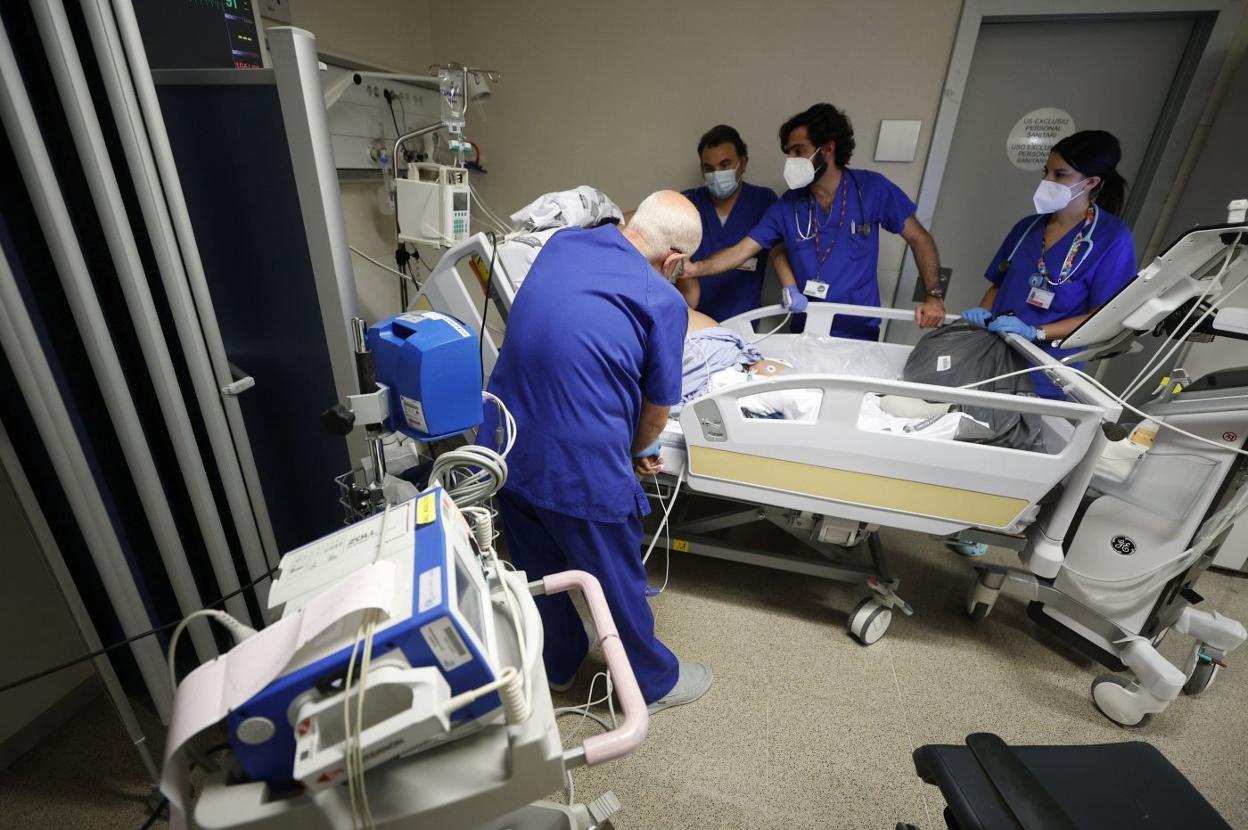 Personal sanitario en el servicio de Urgencias del hospital La Fe de Valencia. jesús signes