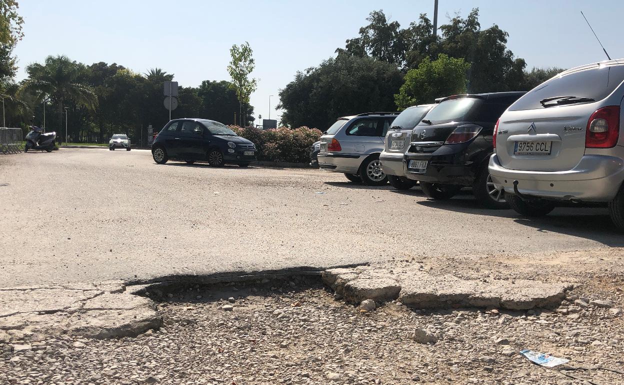 Desperfectos en uno de los aparcamiento de Corea de Gandia. 