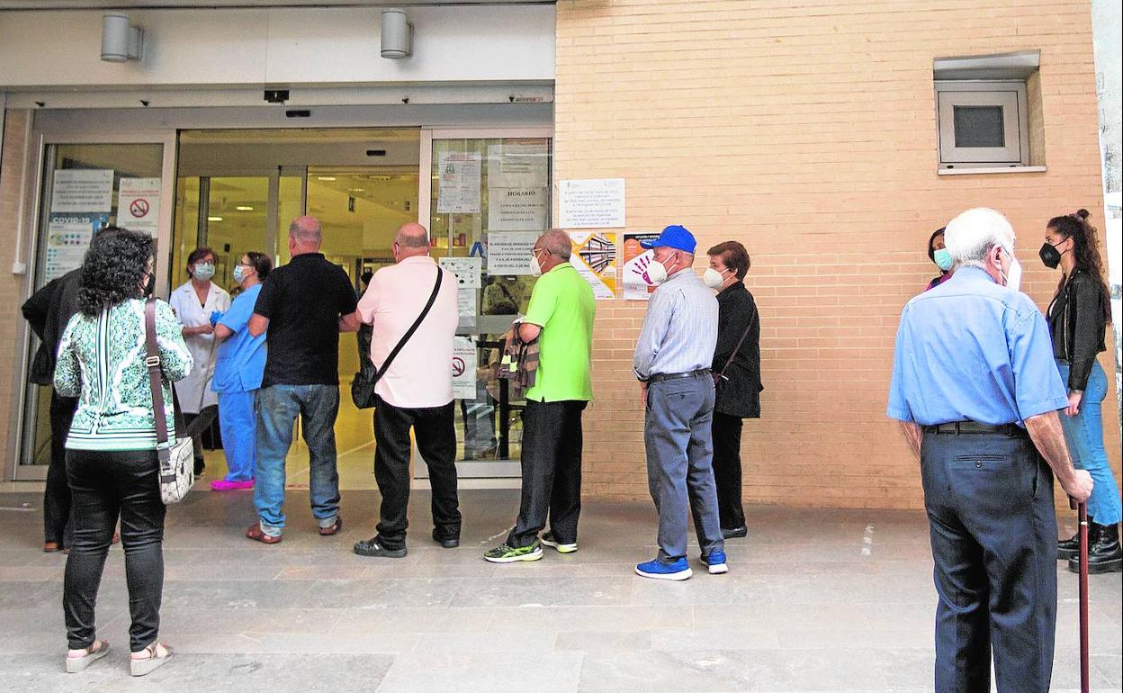 Varias personas esperan su turno en un centro de salud de Valencia.