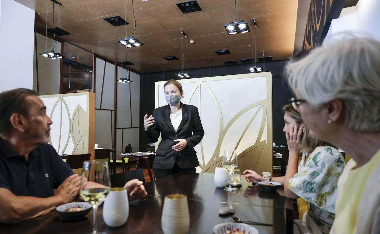 Yvonne Arcidiacono, jefa de sala del restaurante Apicius, atiende a unos clientes. 