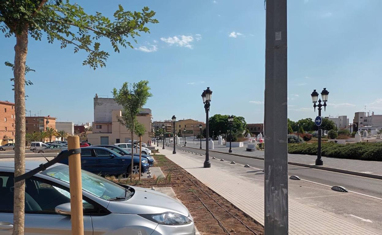 El nuevo aparcamiento frente al entorno de la Torre. 