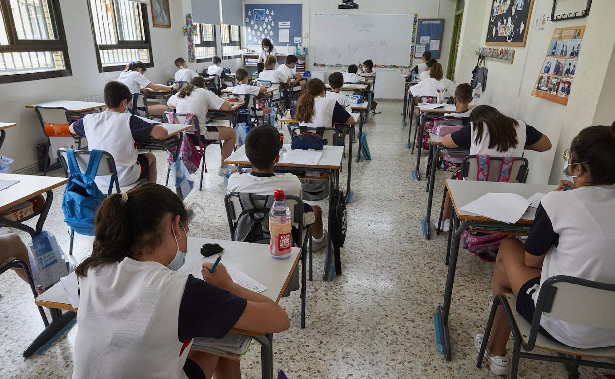 Alumnos en un aula del colegio San José de la Montaña de Cheste, durante el pasado curso escolar. 