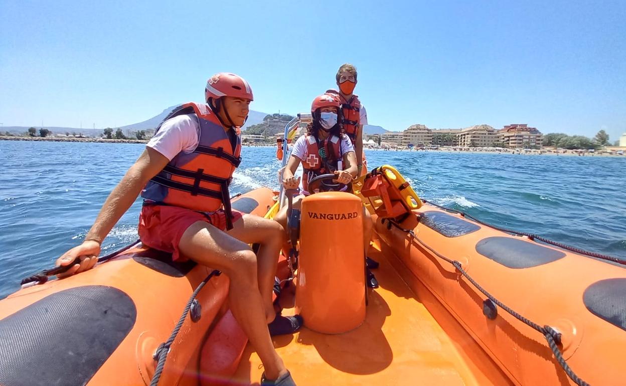 Efectivos de Cruz Roja Dénia durante el simulacro de hoy en la playa del Raset, antes del accidente de la mujer. 