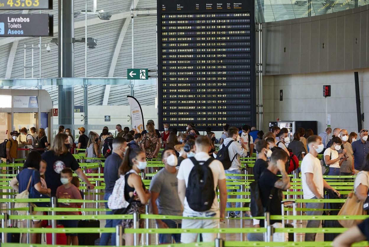 Jóvenes haciendo cola en el aeropuerto de Valencia. iván arlandis