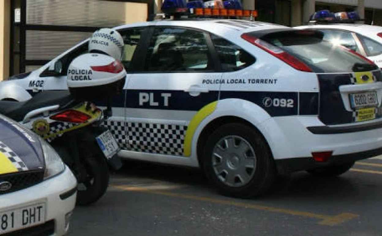 Varios vehículos de la Policía Local de Torrent. 