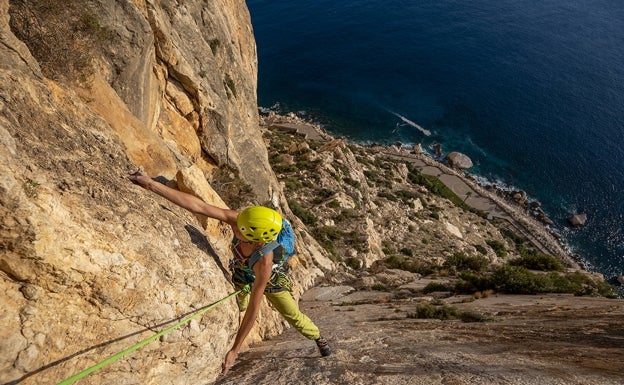 Un escalador en el Peñón de Ifach. 