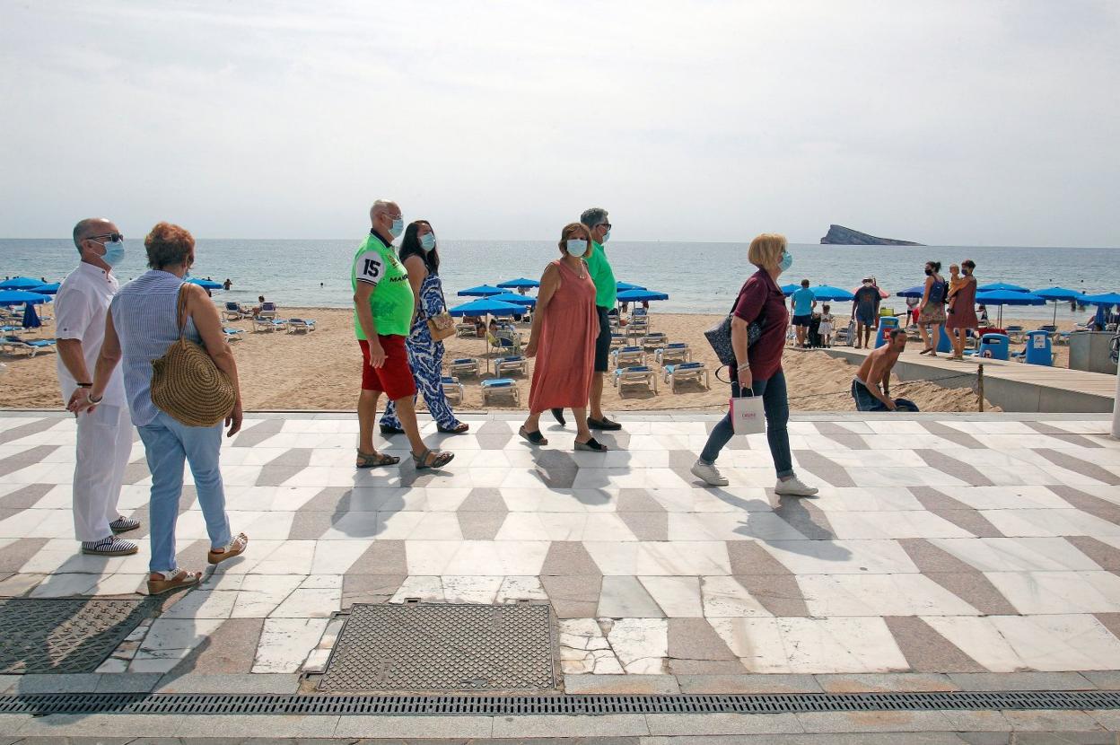 Un grupo de personas pasea por la playa de Levante de Benidorm. EFE/MORELL