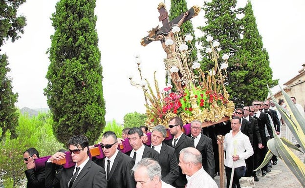 Imagen principal - Arriba, Paco Cabanes participa en la baixà del Santíssim Crist del Calvari y abajo, la calle de galotxa de L'Eliana, que tiene dos placas en su honor. 