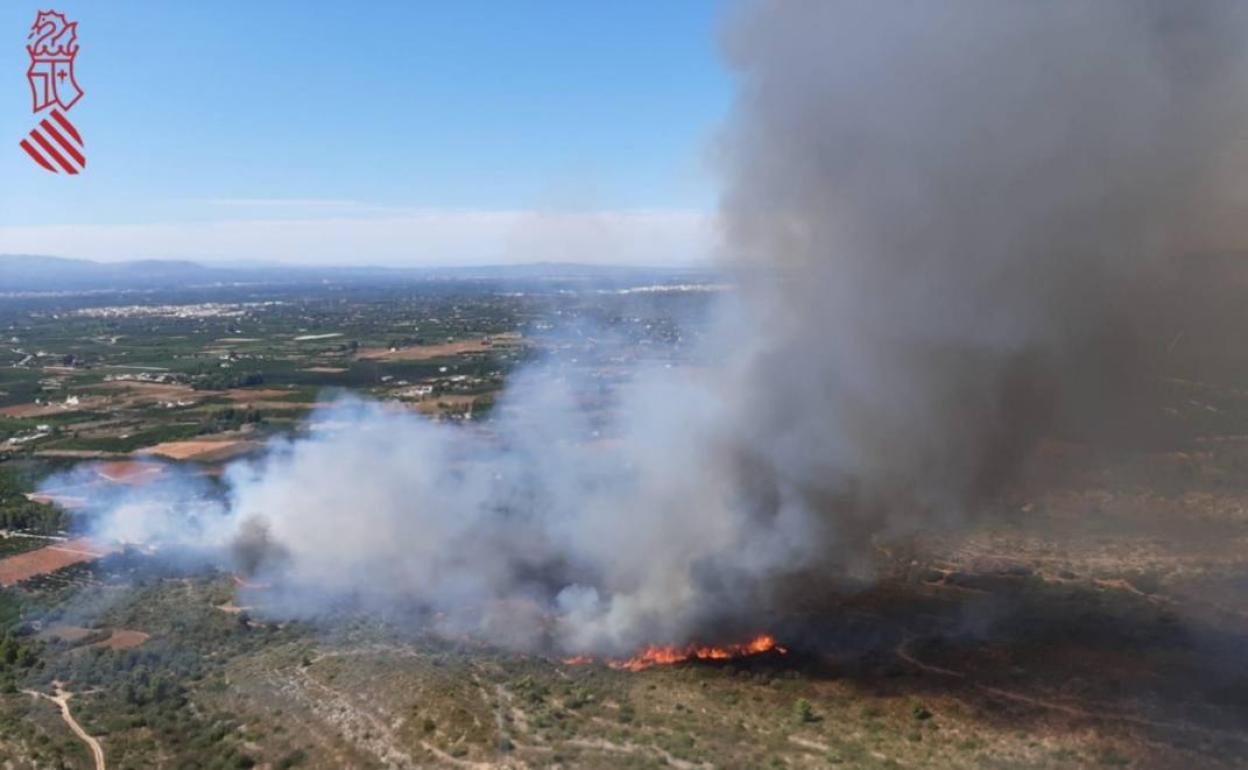 El incendio causa una densa columna de humo. 