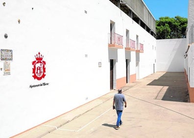 Imagen secundaria 1 - Arriba, Paco Cabanes participa en la baixà del Santíssim Crist del Calvari y abajo, la calle de galotxa de L'Eliana, que tiene dos placas en su honor. 