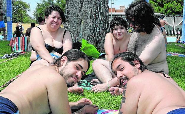 Colegas. Martín toma el sol con unos colegas y su hermano tumbado sobre el césped. 