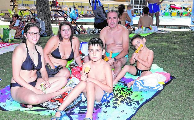 Un verano refrescante. La familia González Marín apaga el sofocante calor con helados a la sombra de la piscina.