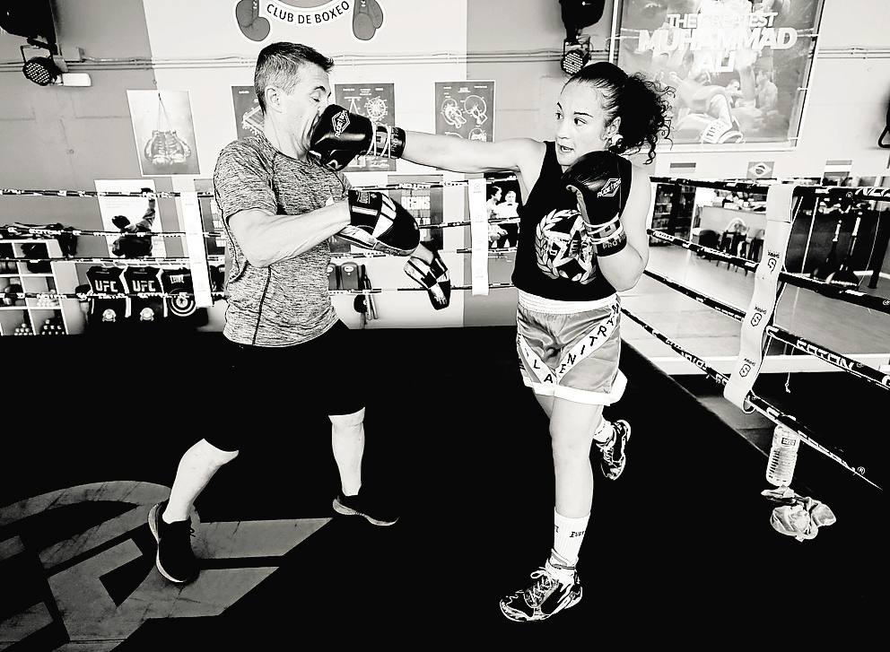 'Xule'. El entrenador de Sheila recibe un directo sobre el ring del gimnasio.