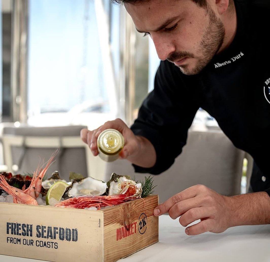 Visitar el restaurante del náutico Marina Greenwich. En imagen, Alberto Durá preparando un plato en el local. 