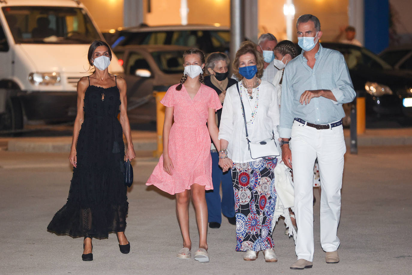 El Rey Felipe VI, la Reina Letizia, la Princesa Leonor, la Infanta Sofía y la Reina Emerita, Doña Sofía, salieron este sábado para disfrutar de una cena familiar en Palma de Mallorca. La Familia Real acudió al restaurante tras la entrega de premios de la Copa del Rey Mapfre de vela, presidida por el Rey. A la velada se sumaron la princesa Irene de Grecia y su amiga Tatiana Radziwill y el esposo de ésta, Jean Henri Fruchaud. 