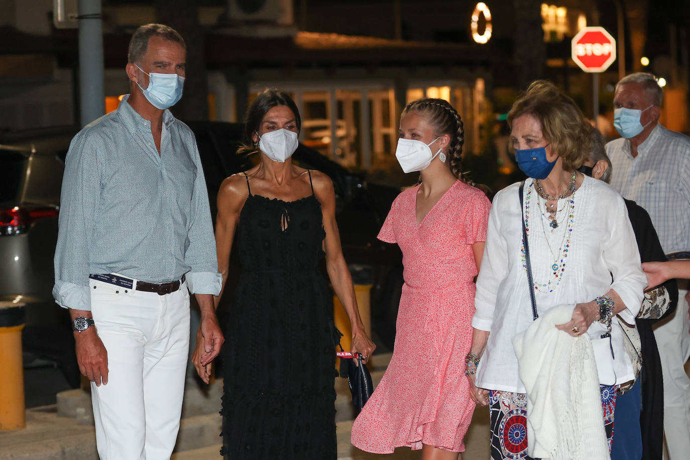 El Rey Felipe VI, la Reina Letizia, la princesa Leonor, la Infanta Sofía y la reina Emerita, Doña Sofía, salieron este sábado para disfrutar de una cena familiar en palma de Mallorca. La Familia Real acudió al restaurante tras la entrega de premios de la Copa del Rey Mapfre de vela, presidida por el Rey. A la velada se sumaron la princesa Irene de Grecia y su amiga Tatiana Radziwill y el esposo de ésta, Jean Henri Fruchaud. 