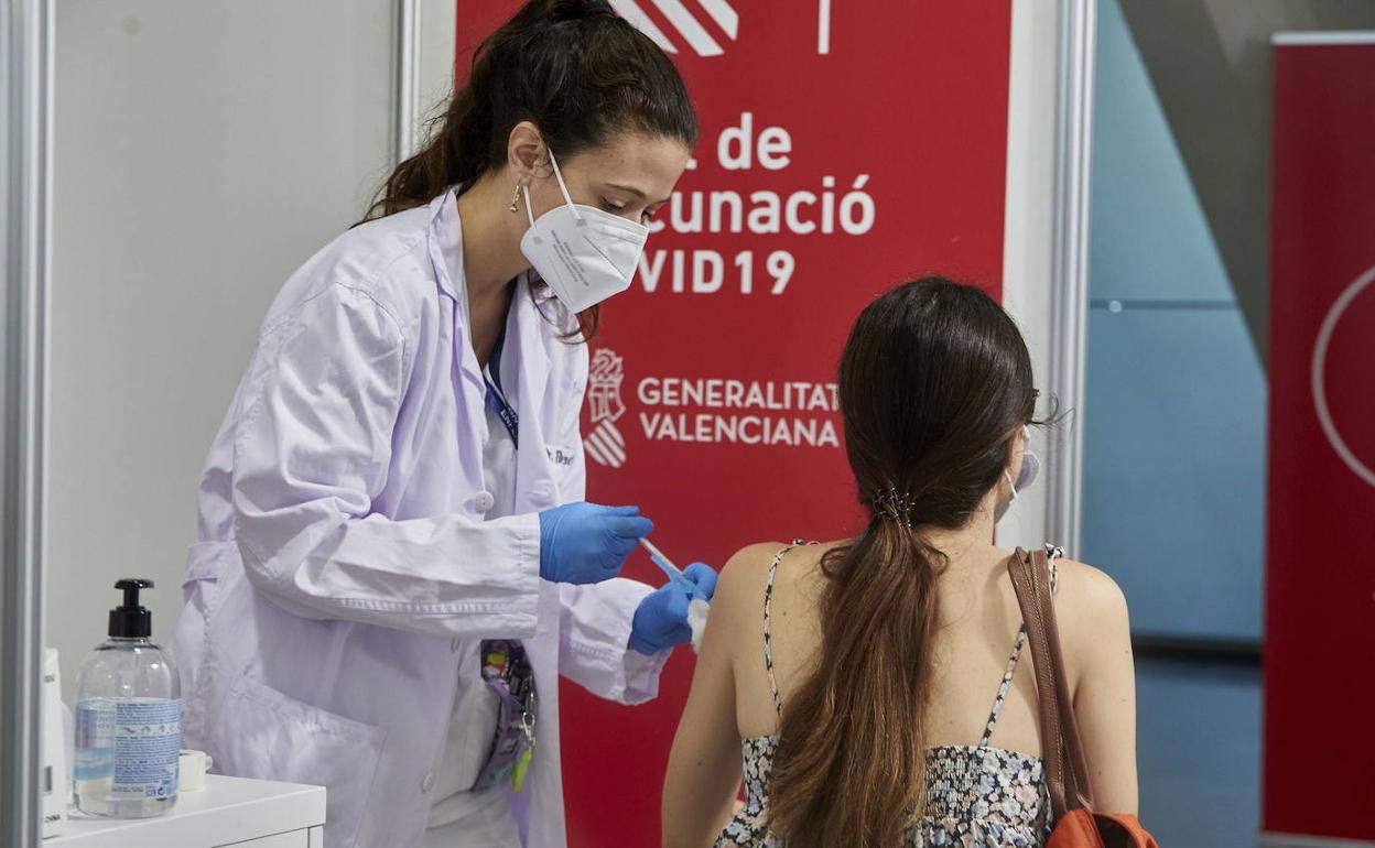 Una joven se vacuna en Valencia.