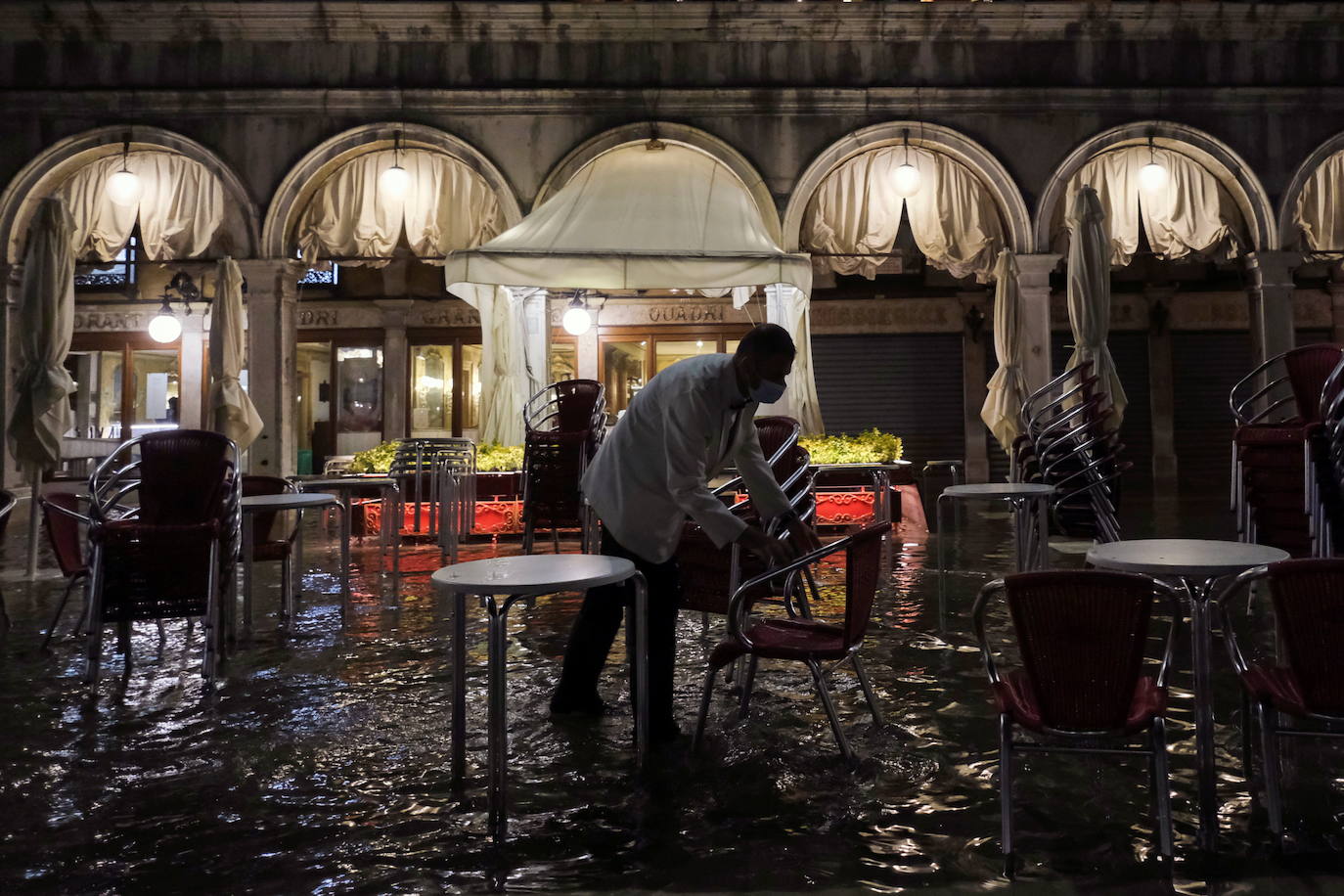El fenómeno climático 'aqua alta' o marea alta se ha vuelto a producir en Venecia. Un fenómeno que se da cuando la marea sube 90 centímetros sobre el nivel del mar. Con esta es la sexta vez que ocurre en verano, aunque acontece en primavera y otoño. El peor episodio del 'aqua alta' fue en 1966. Las aguas superaron en más de un metro y el 96% de la ciudad quedó inundada.