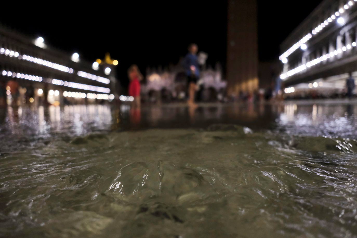 El fenómeno climático 'aqua alta' o marea alta se ha vuelto a producir en Venecia. Un fenómeno que se da cuando la marea sube 90 centímetros sobre el nivel del mar. Con esta es la sexta vez que ocurre en verano, aunque acontece en primavera y otoño. El peor episodio del 'aqua alta' fue en 1966. Las aguas superaron en más de un metro y el 96% de la ciudad quedó inundada.