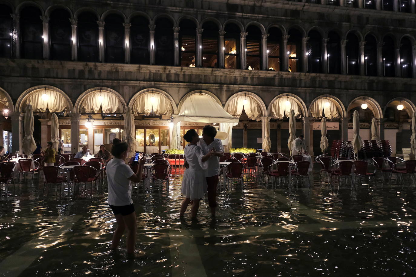 El fenómeno climático 'aqua alta' o marea alta se ha vuelto a producir en Venecia. Un fenómeno que se da cuando la marea sube 90 centímetros sobre el nivel del mar. Con esta es la sexta vez que ocurre en verano, aunque acontece en primavera y otoño. El peor episodio del 'aqua alta' fue en 1966. Las aguas superaron en más de un metro y el 96% de la ciudad quedó inundada.
