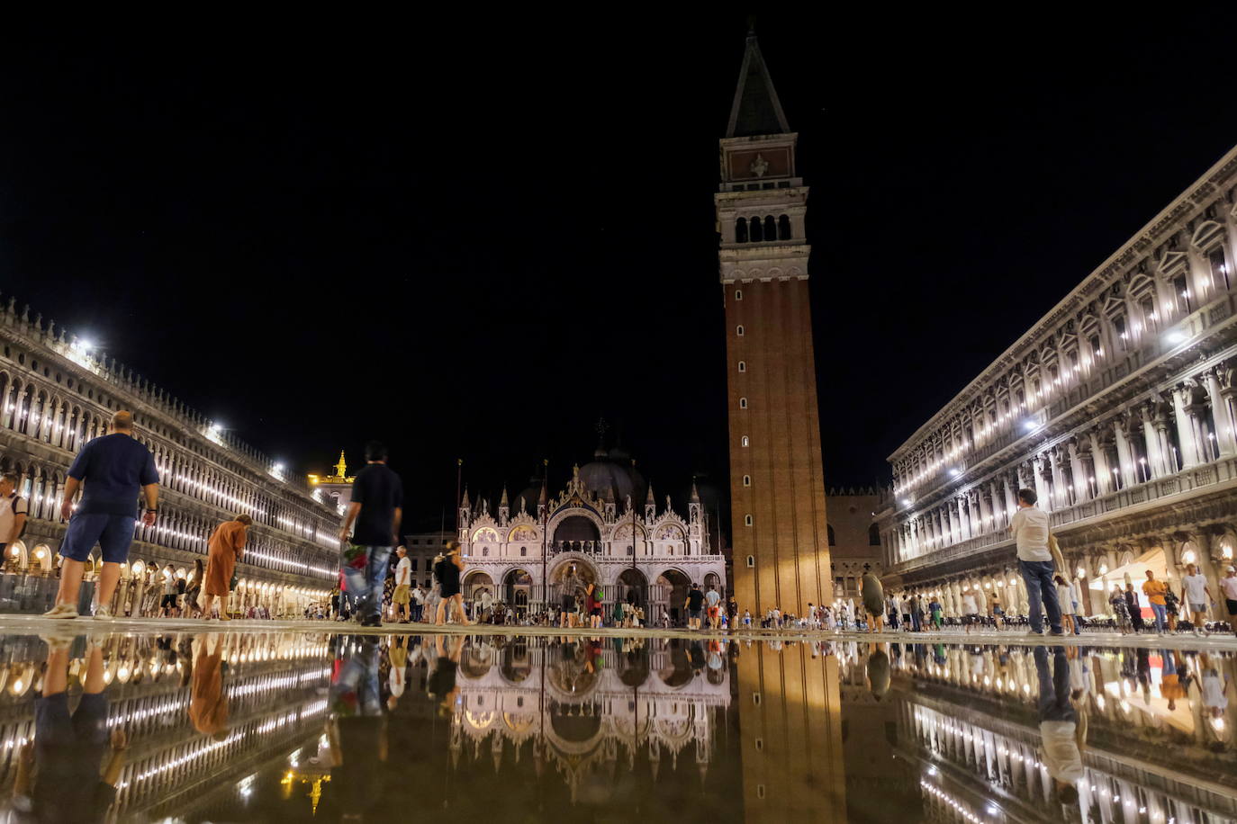 El fenómeno climático 'aqua alta' o marea alta se ha vuelto a producir en Venecia. Un fenómeno que se da cuando la marea sube 90 centímetros sobre el nivel del mar. Con esta es la sexta vez que ocurre en verano, aunque acontece en primavera y otoño. El peor episodio del 'aqua alta' fue en 1966. Las aguas superaron en más de un metro y el 96% de la ciudad quedó inundada.