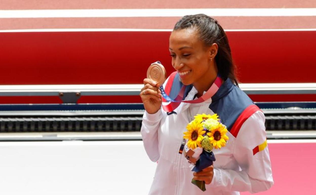 Ana Peleteiro, con su bronce en triple salto.