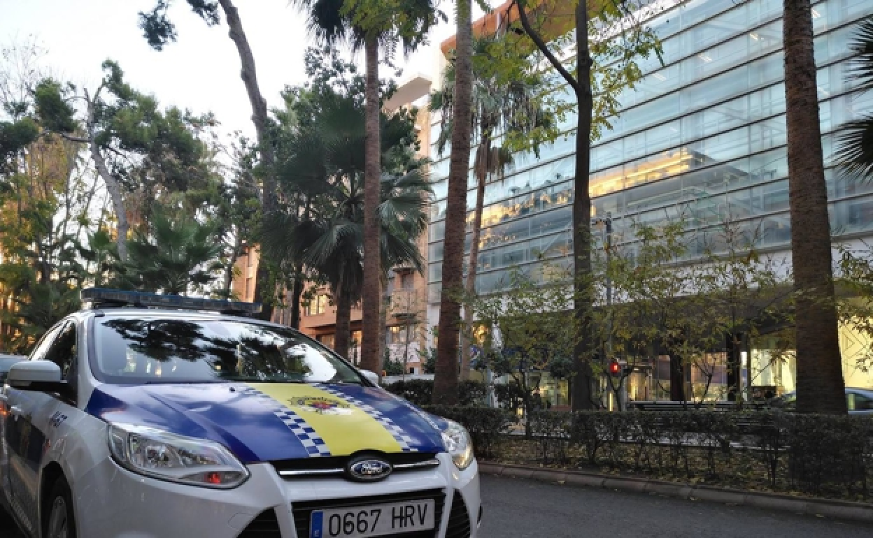 Un vehículo policial en la avenida al Vedat de Torrent.