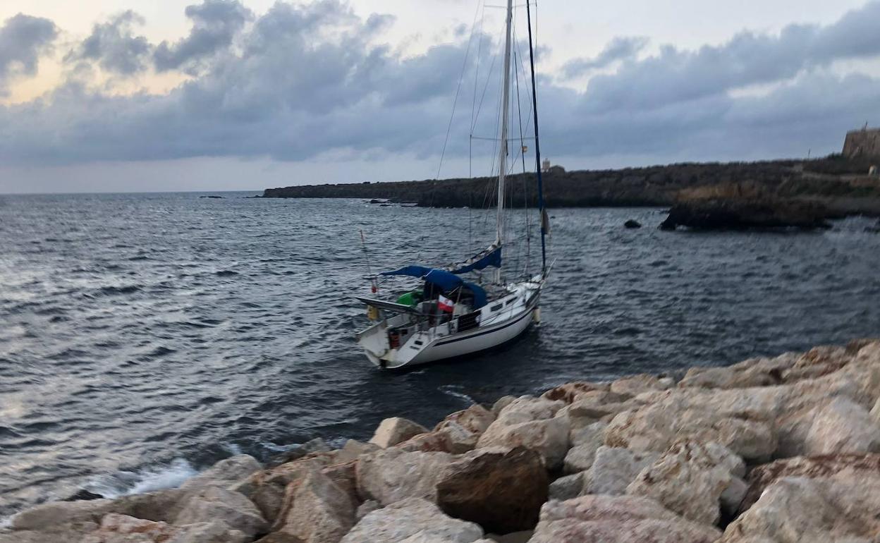 Imagen de la embarcación encallada en las rocas, este domingo en Tabarca. 