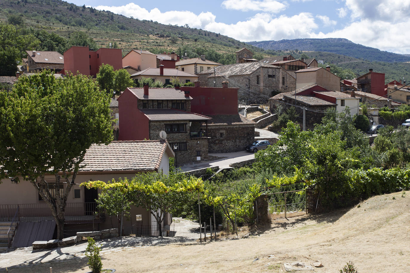 El municipio de Puebla de la Sierra se encuentra dentro de la Sierra del Rincón, catalogada por la UNESCO como Reserva de la Biosfera. El paisaje está dominado por masas boscosas con grandes extensiones de pinares y robledales autóctonos. Además, la riqueza zoológica es considerable. Los orígenes de Puebla de la Sierra comienzan en el siglo XII a raíz de la construcción de varios asentamientos. Tras la Reconquista, la zona se repobló y se erigieron en ella edificios de piedra oscura con detalles de madera, de los cuales permanecen algunos.