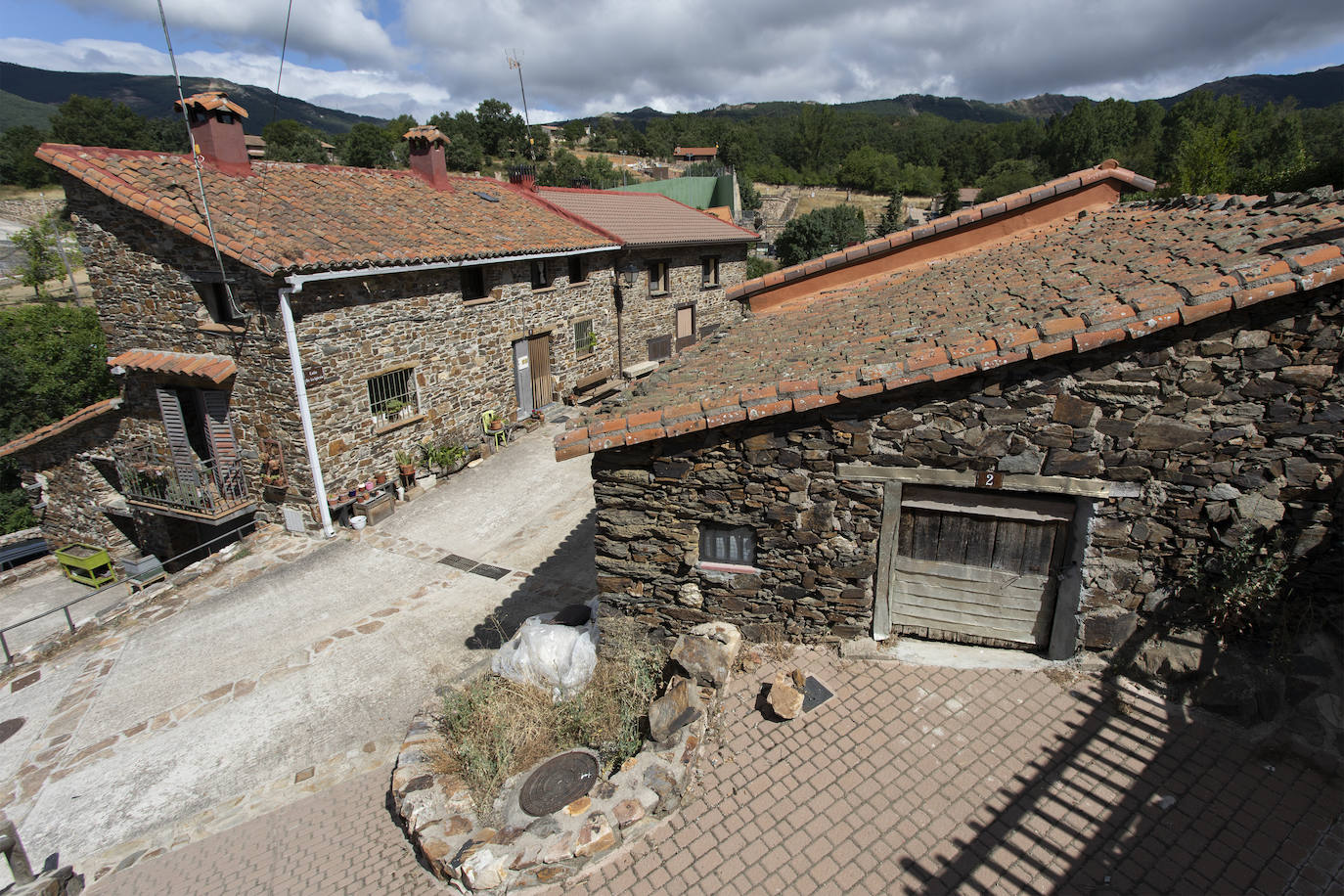 El municipio de Puebla de la Sierra se encuentra dentro de la Sierra del Rincón, catalogada por la UNESCO como Reserva de la Biosfera. El paisaje está dominado por masas boscosas con grandes extensiones de pinares y robledales autóctonos. Además, la riqueza zoológica es considerable. Los orígenes de Puebla de la Sierra comienzan en el siglo XII a raíz de la construcción de varios asentamientos. Tras la Reconquista, la zona se repobló y se erigieron en ella edificios de piedra oscura con detalles de madera, de los cuales permanecen algunos.