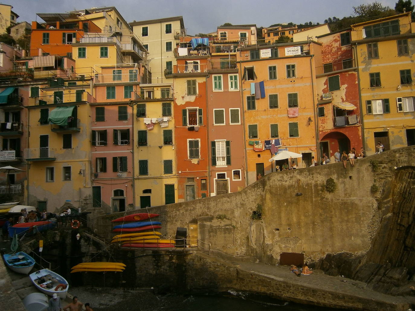 RIOMAGGIORE (LA SPEZIA, LIGURIA) | Municipio italiano de 1.740 habitantes perteneciente a la provincia de La Spezia, en la región de Liguria. Es el más oriental de los cinco pueblos de las Cinque Terre. Ha sido declarado Patrimonio de la Humanidad por la Unesco. Sus casas, pintadas con colores alegres, están dispuestas en dos o tres niveles sobre un acantilado.