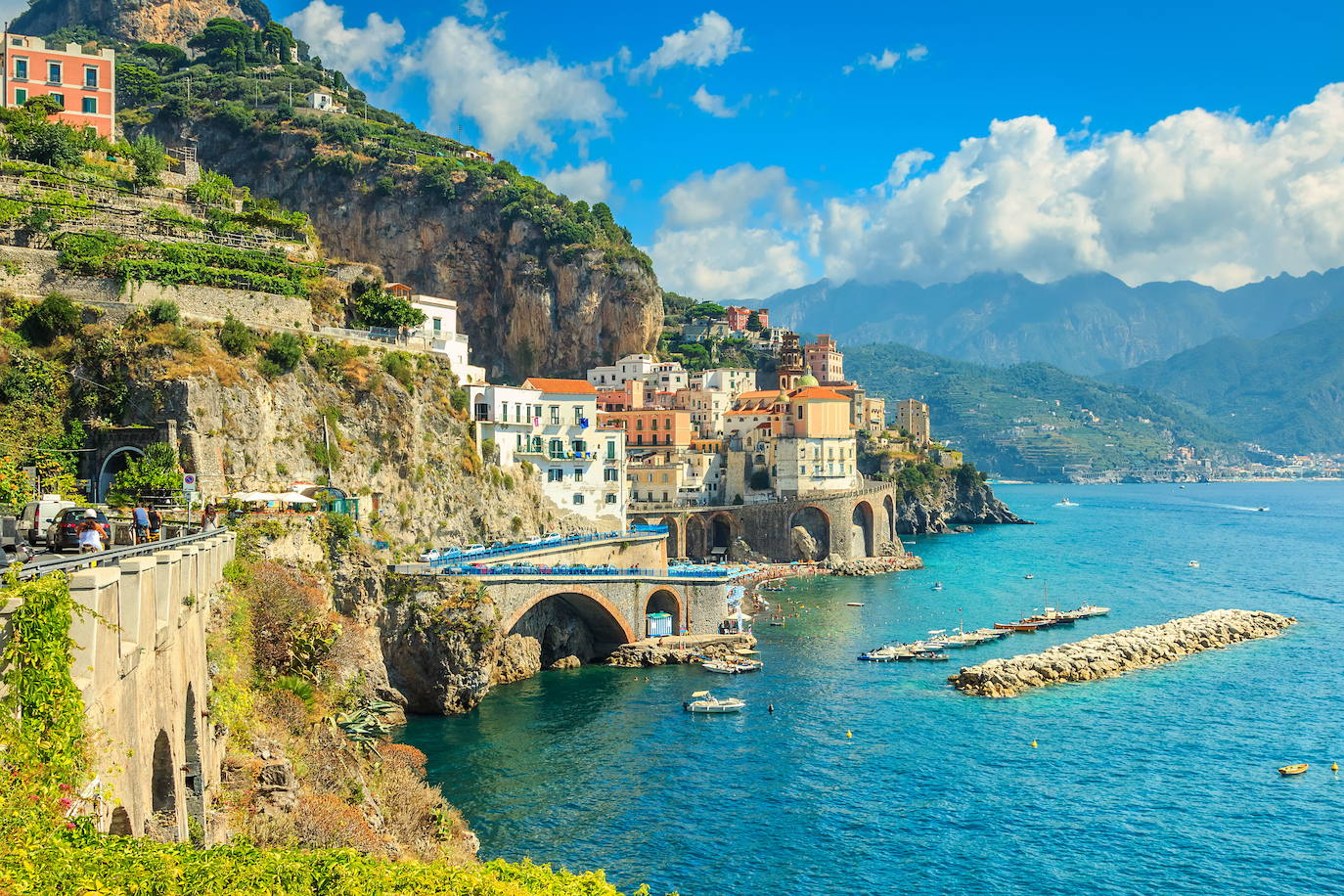 POSITANO (CAMPANIA, ITALIA) | Positano es una comuna de 3.862 habitantes situada a la orilla del golfo de Salerno, a unos 40 km. de Nápoles. Es un destino de vacaciones popular con una línea de playa de guijarros y calles empinadas, estrechas y repletas de boutiques y cafeterías. La Chiesa di Santa Maria Assunta, una iglesia con una cúpula cubierta de azulejos de mayólica, alberga un icono bizantino de la Virgen María que data del siglo XIII. 