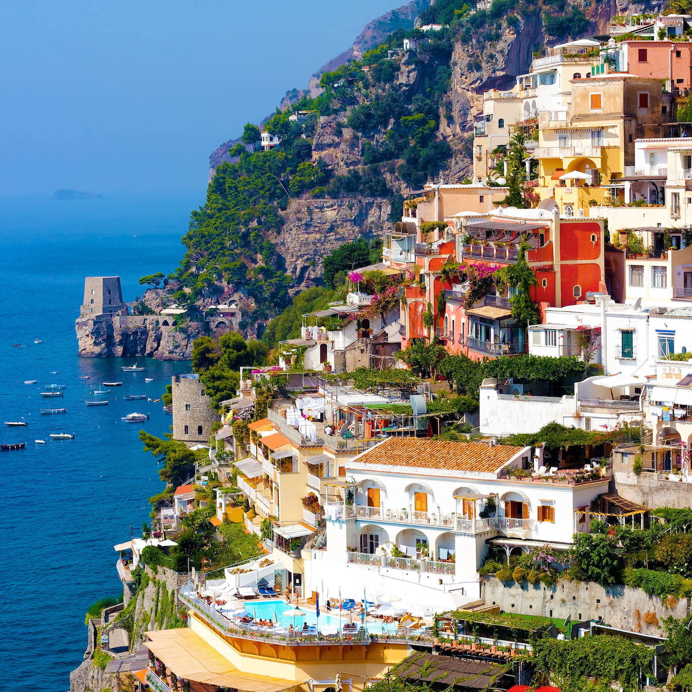 POSITANO (CAMPANIA, ITALIA) | Positano es una comuna de 3.862 habitantes situada a la orilla del golfo de Salerno, a unos 40 km. de Nápoles. Es un destino de vacaciones popular con una línea de playa de guijarros y calles empinadas, estrechas y repletas de boutiques y cafeterías. La Chiesa di Santa Maria Assunta, una iglesia con una cúpula cubierta de azulejos de mayólica, alberga un icono bizantino de la Virgen María que data del siglo XIII. 