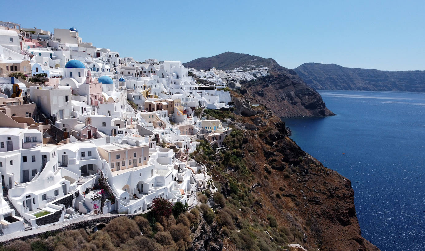 OIA (SANTORINI, GRECIA) | Tiene casas encaladas encastadas en unos acantilados escarpados y vistas a una enorme caldera llena de agua. Es, probablemente, el pueblo más hermoso y pintoresco de la isla.