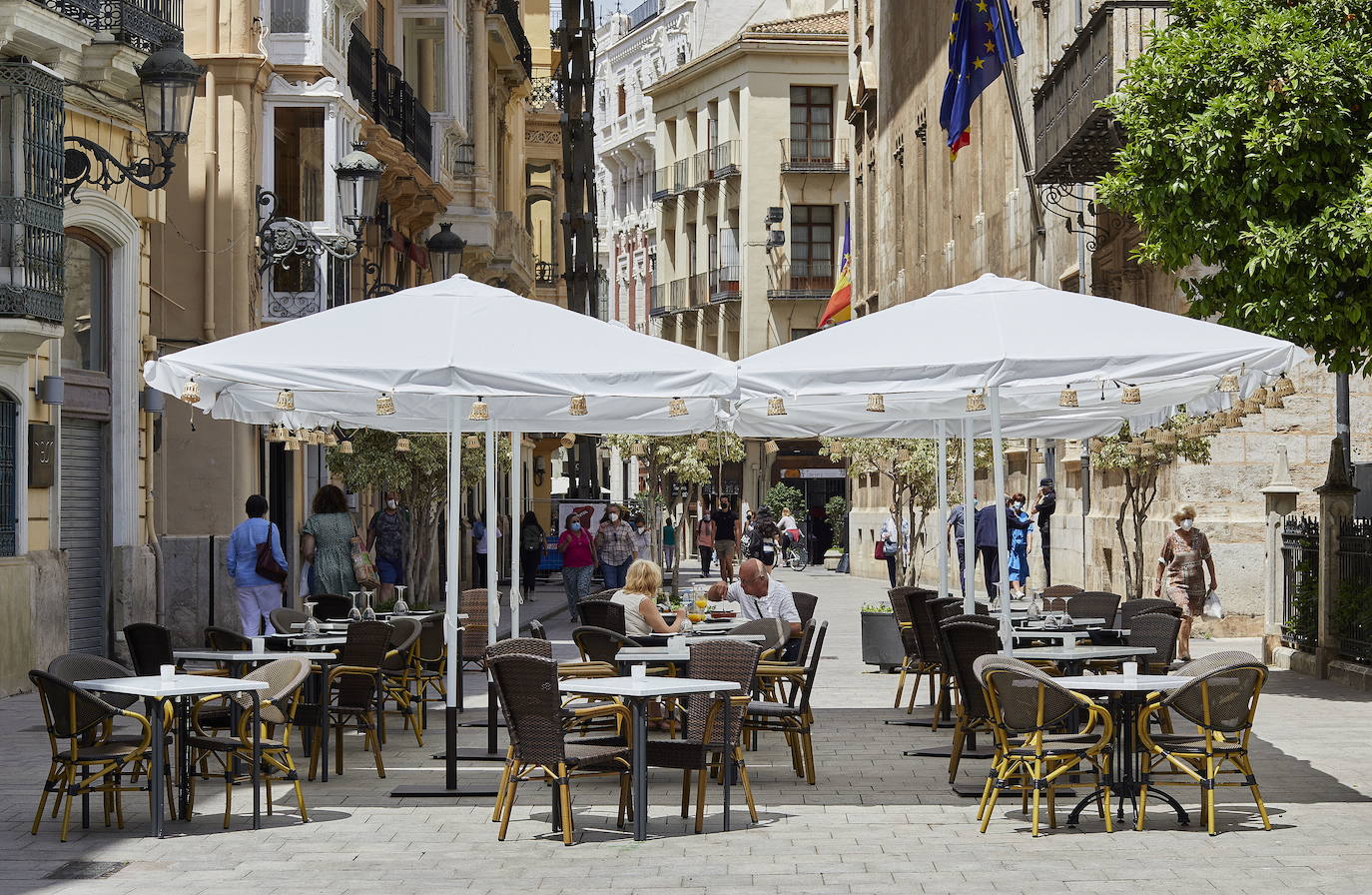Una terraza vacía del centro de Valencia. 