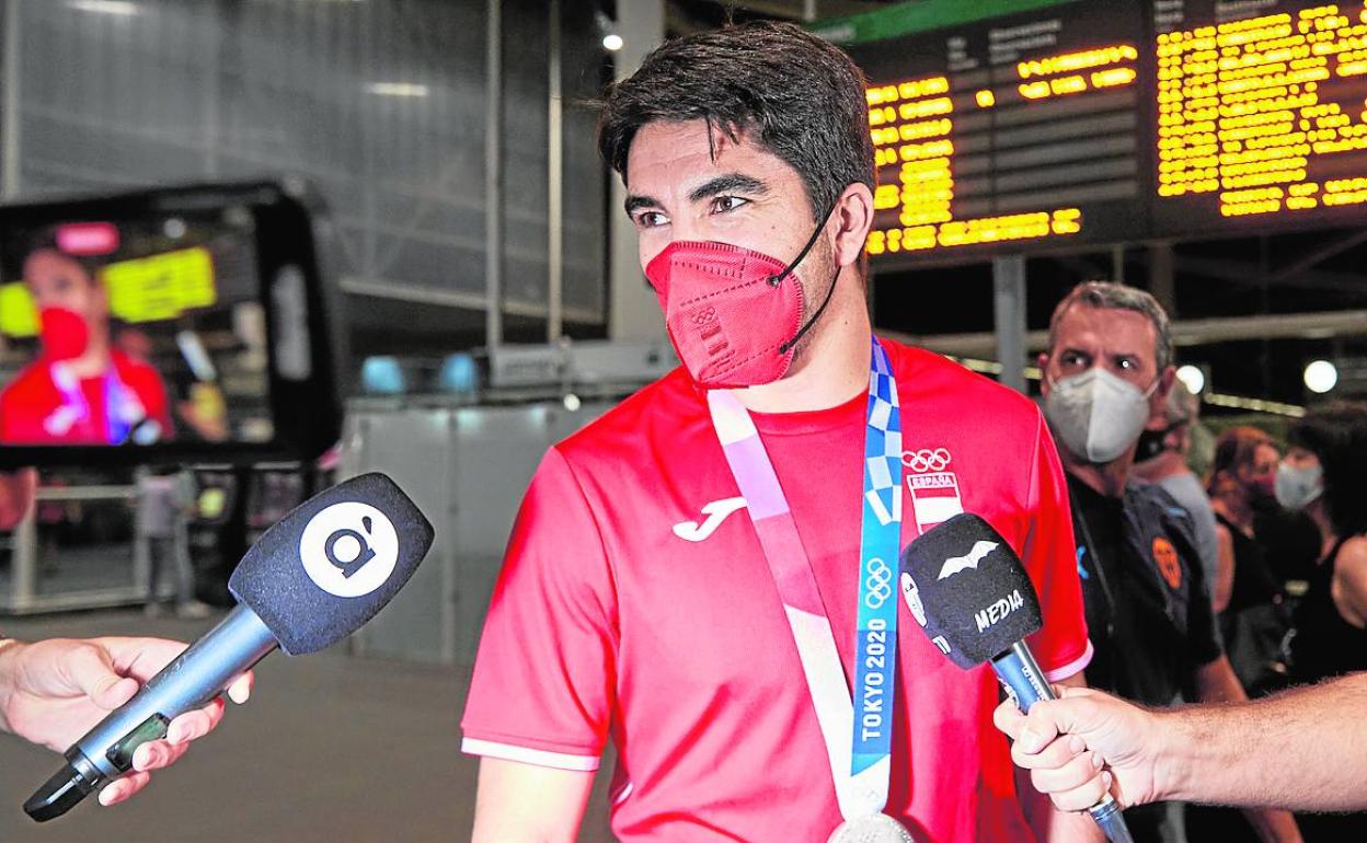 Carlos Soler atiende anoche a los periodistas a su llegada a Valencia.