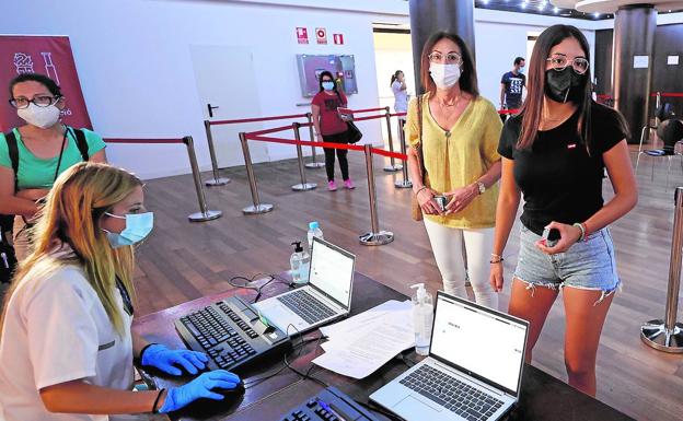 Carla es una de los muchos adolescentes de 16 años que esta semana ha recibido la primera dosis de la vacuna contra el Covid.