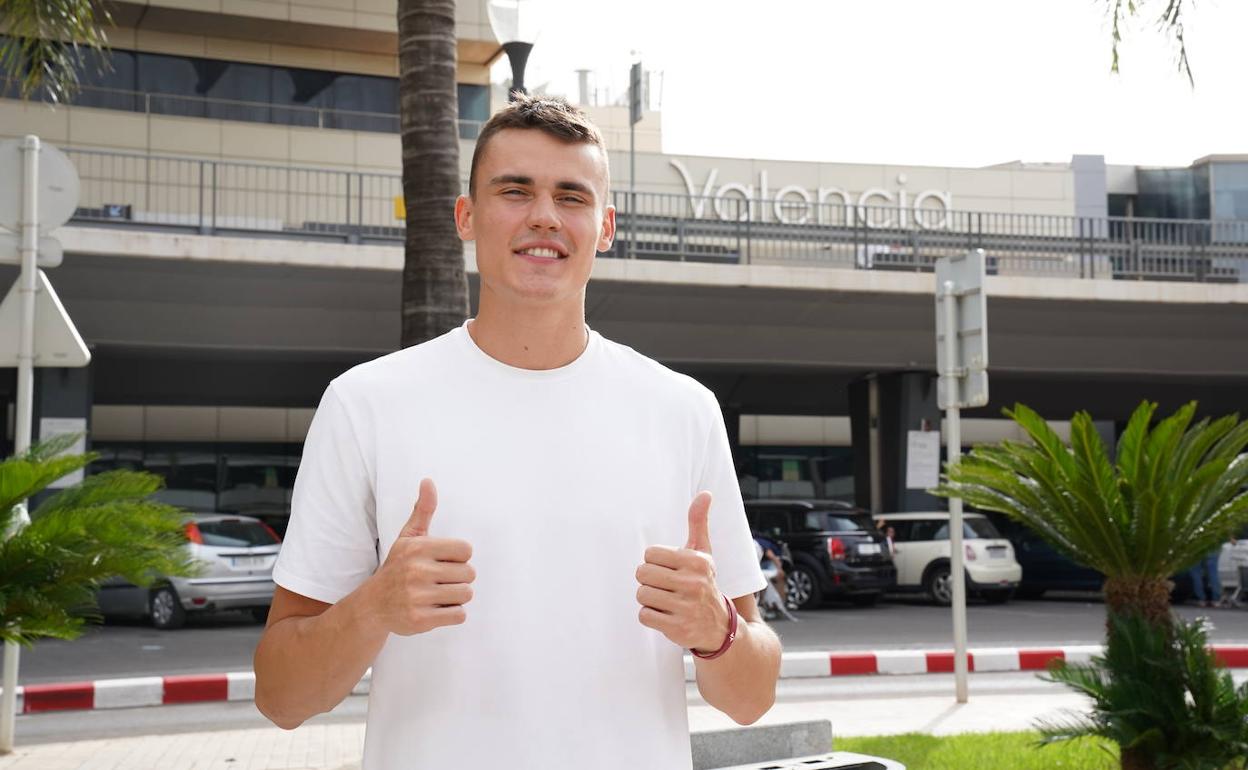 Nenad Dimitrijevic posa a su llegada a Valencia